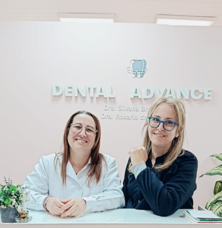 Las dos odontólogas de Advance en la recepción de la clínica